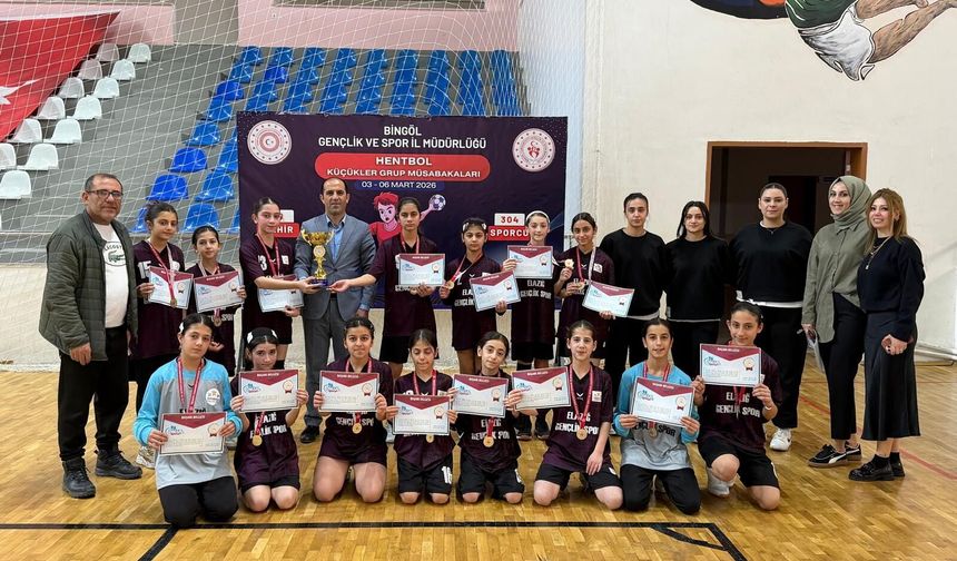 Doğukent Ortaokulu Kız Hentbol Takımı Yarı Finalde