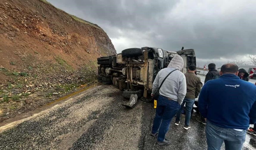 Elazığ’da beton pompası yan yattı: 1 yaralı