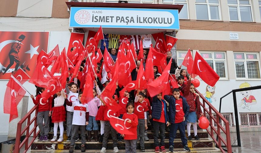 Elazığ'da Öğrenciler okul bahçesini "Türkiye Türkiye" sesleriyle inletti