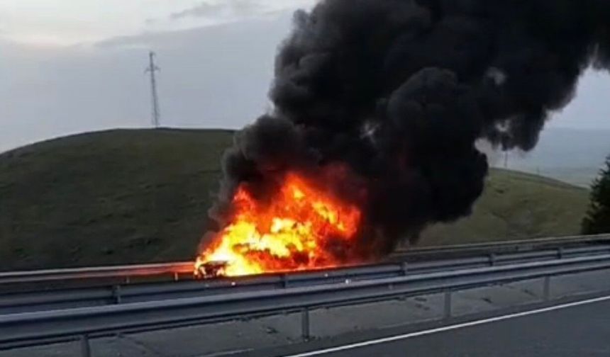 Elazığ’da Seyir Halindeki Otomobil Alev Topuna Döndü