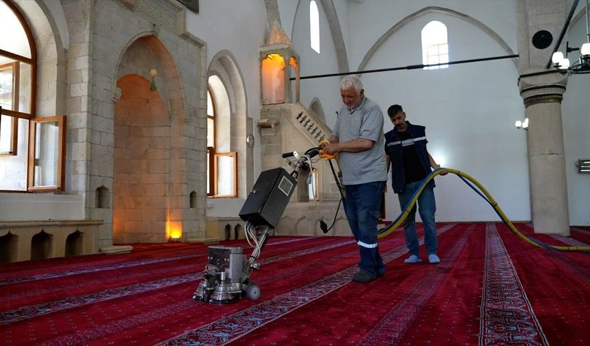Elazığ’da bayram öncesi camilerde detaylı temizlik