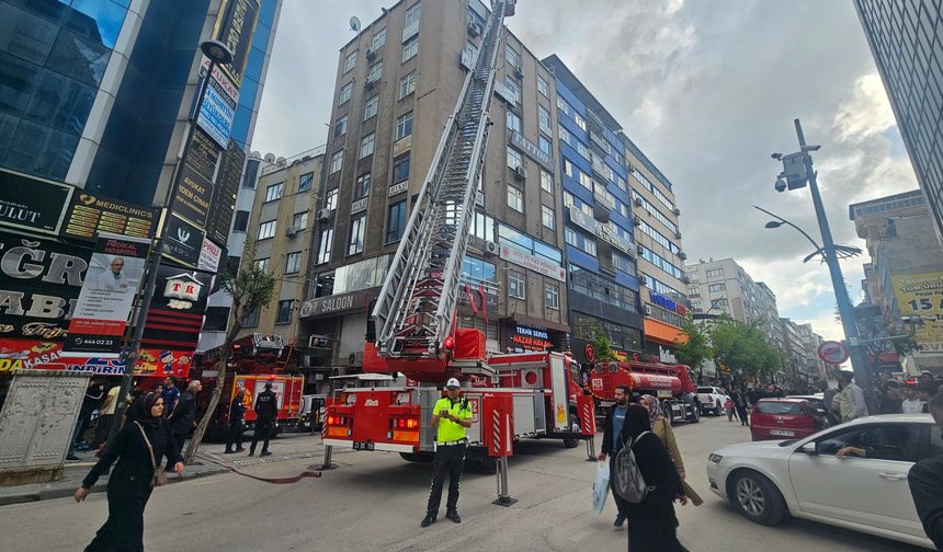 Elazığ’da iş merkezinin çatısında yangın paniği