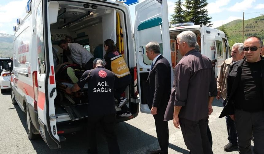 Elazığ'da Trafik Kazasına İlk Müdahaleyi Milletvekili Yaptı