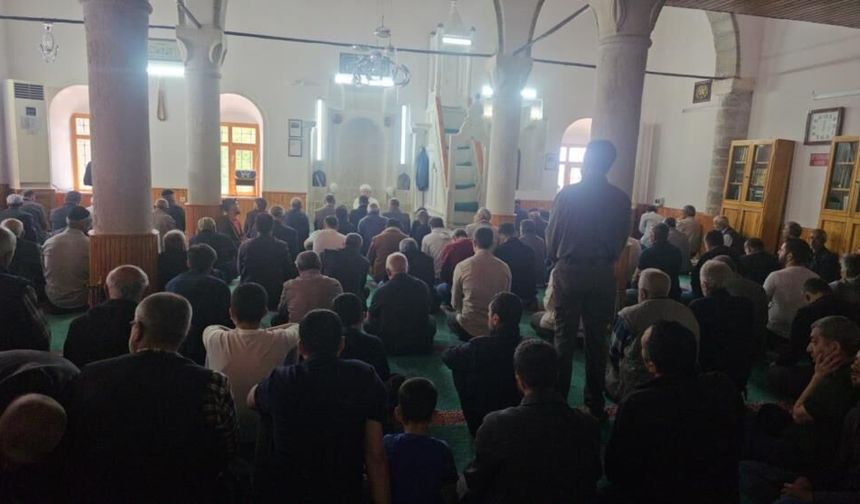 Bayramın Üçüncü Gününde, Vatandaşlar Cuma Namazında Camileri Doldurdu