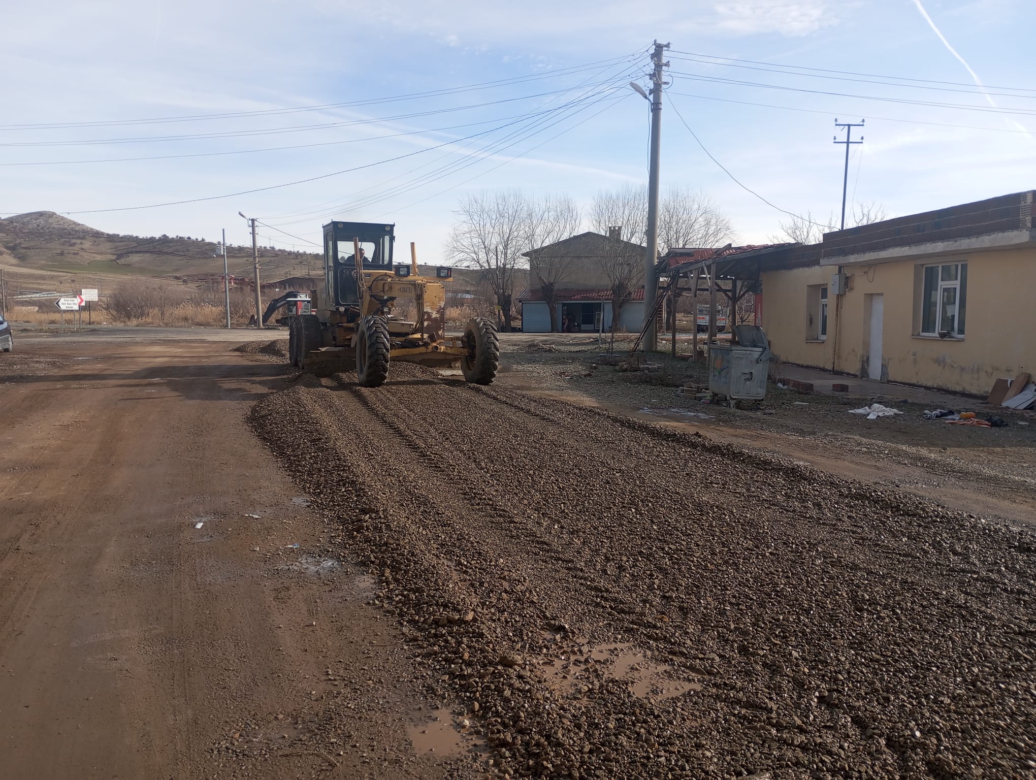 Sivrice’de Bahar Mesaisi Başladı: Sanayi Mahallesi’nde Yollara Kumlama Dokunuşu