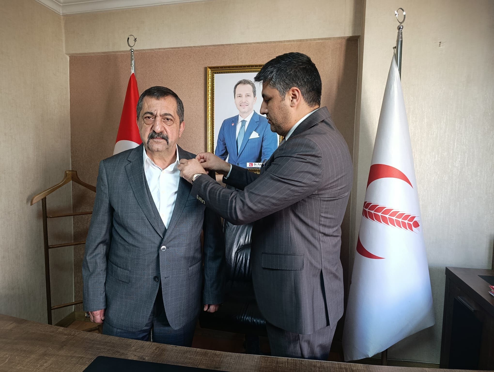 Mecliste Görev Değişimi: Yeni Üyeye Rozet Takıldı