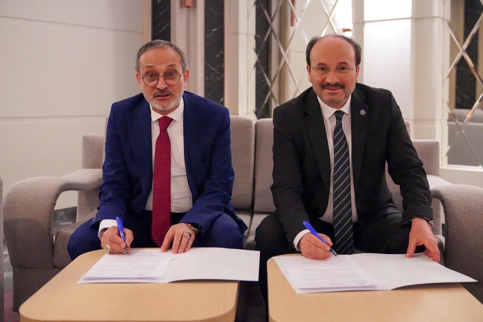 8D4Bf1B0 E553 40B4 9E4F 0175Dc35C03C