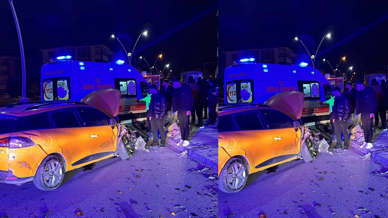 Elazığ'da hafif ticari araçla taksi çarpıştı: 4 yaralı