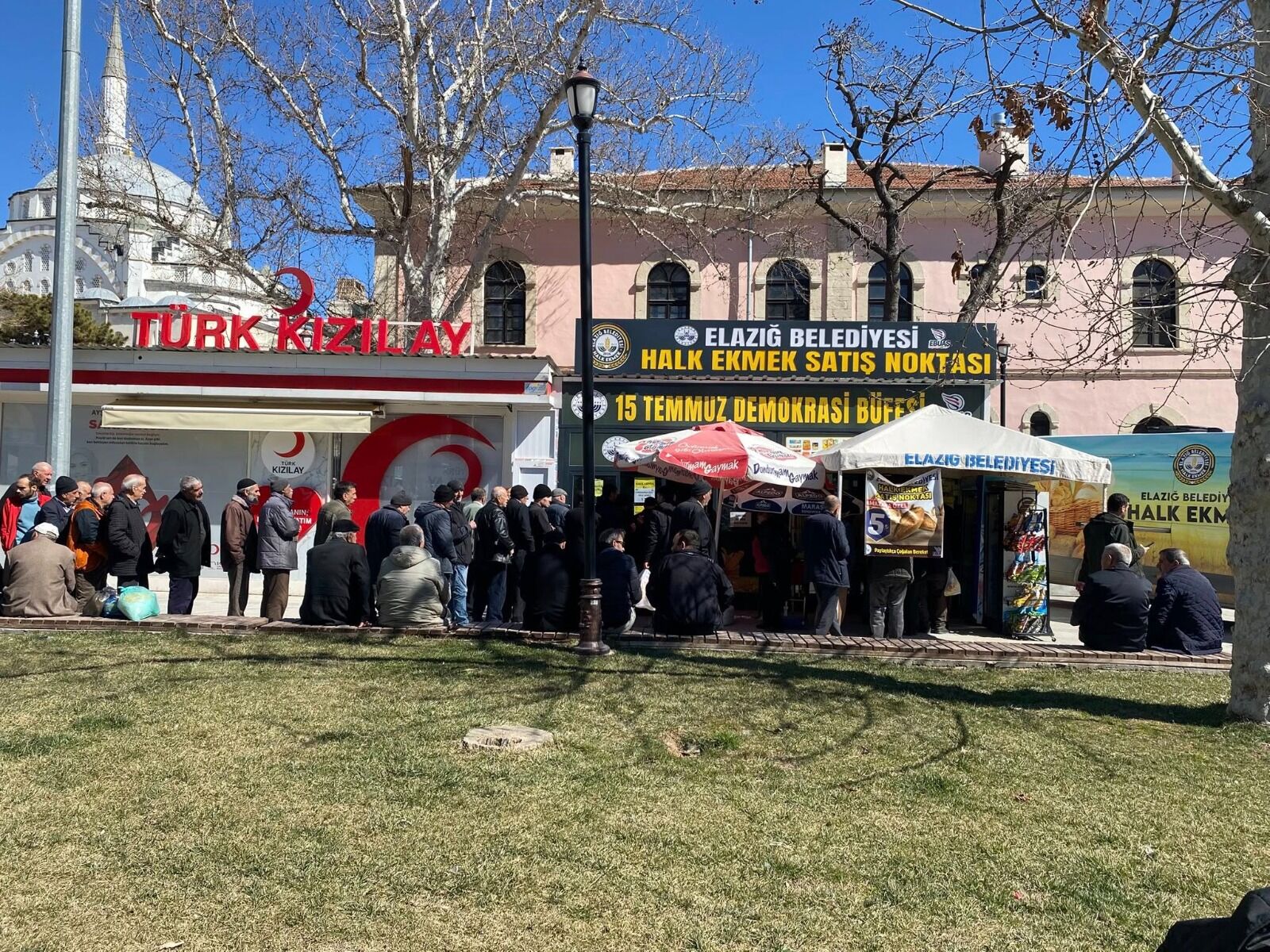 Elazığ’da 5 TL’lik Ekmek Kuyruğu Tepki Çekti