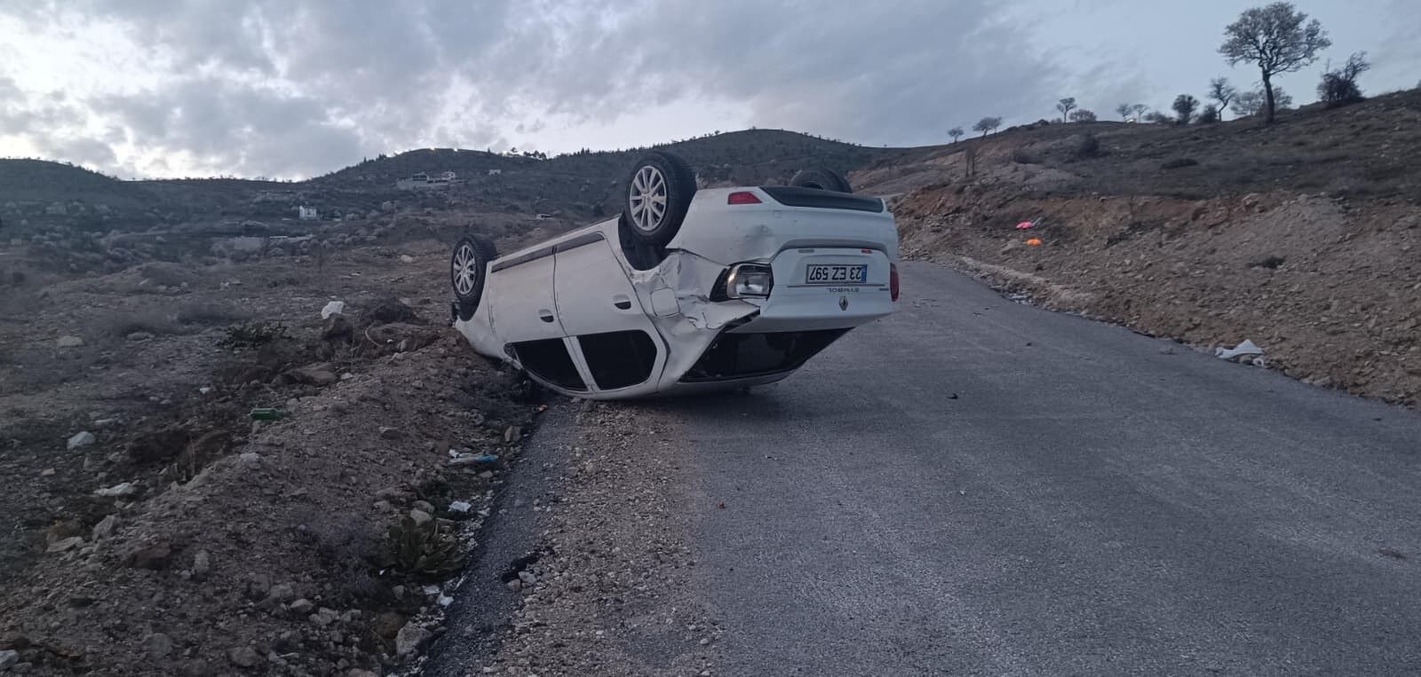 Elazığ'da Ters dönen otomobilin sürücüsü, aracı bırakarak kaçtı