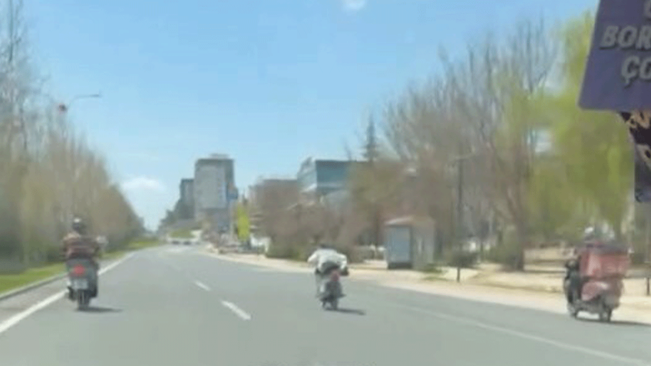 Canını hiçe sayıp motosikleti üzerine uzanarak sürdü