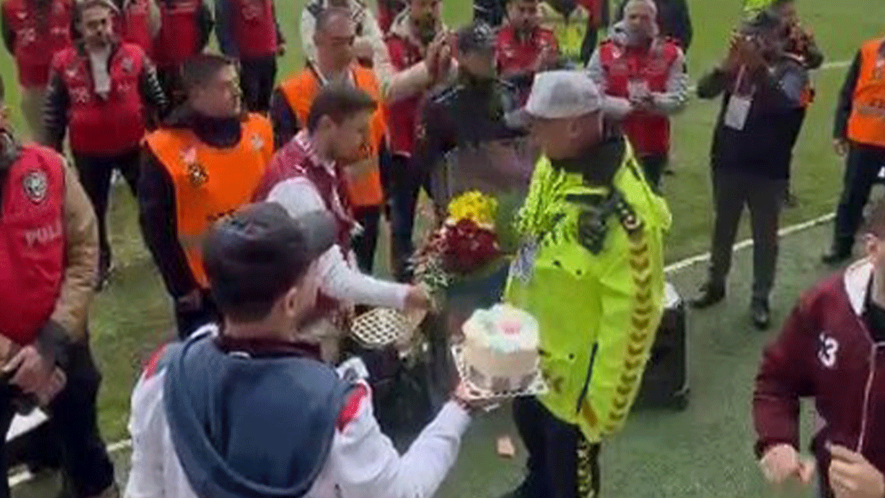 Elazığspor taraftarından polislere çiçek