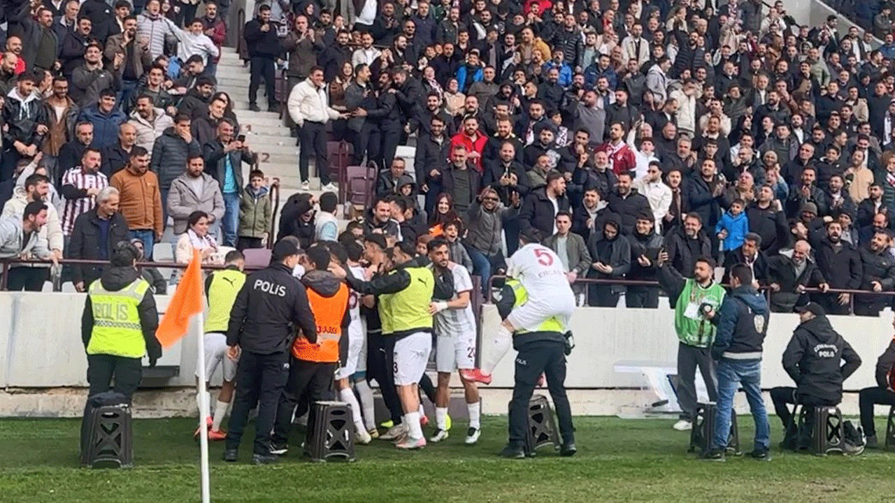 Elazığsporlu futbolcu gol sevincini polis memurla yaşadı