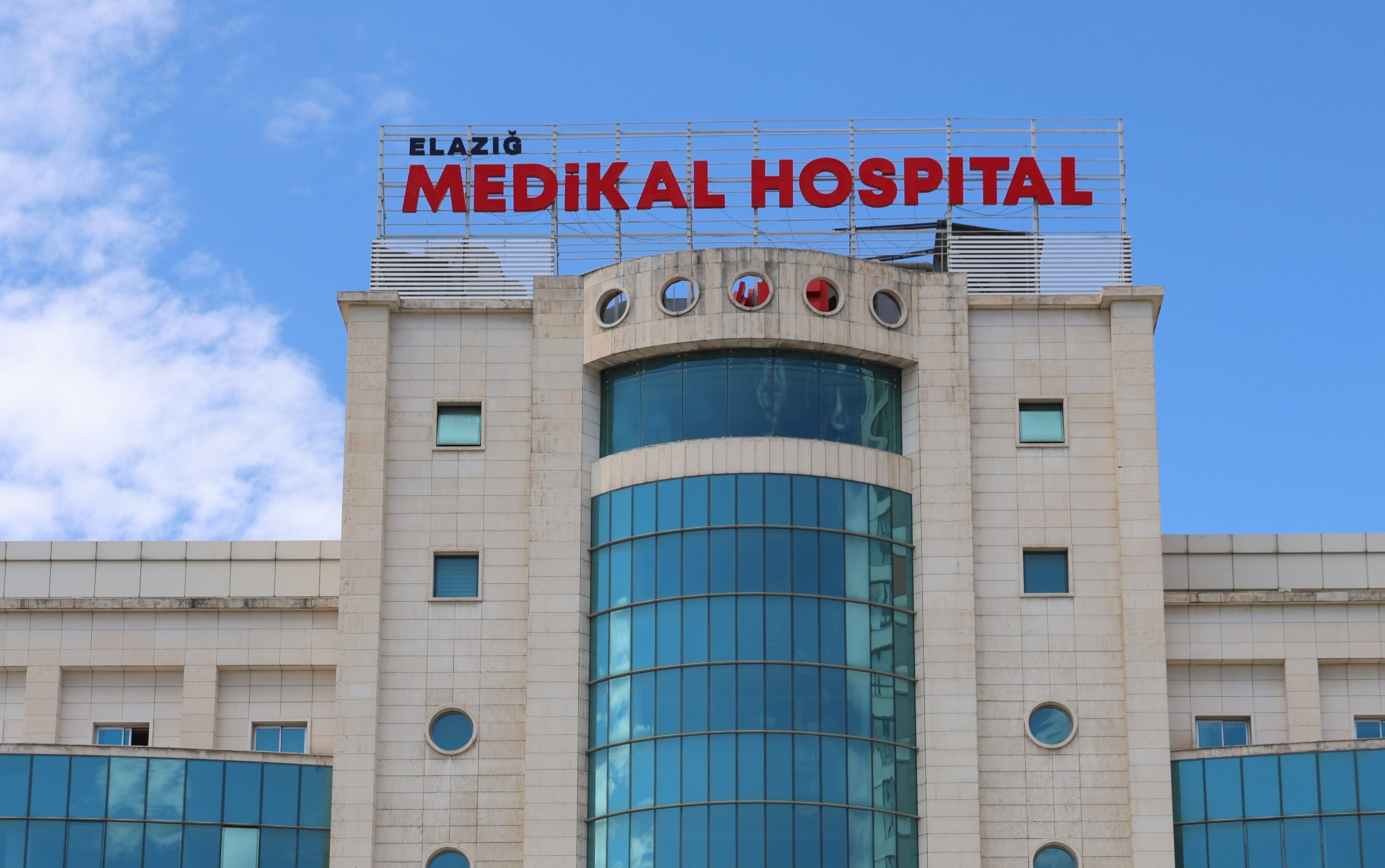 Elazığ’da Özel Sağlık Kuruluşlarına Yönelik Operasyonda Hastane Sahibi Gözaltına Alındı