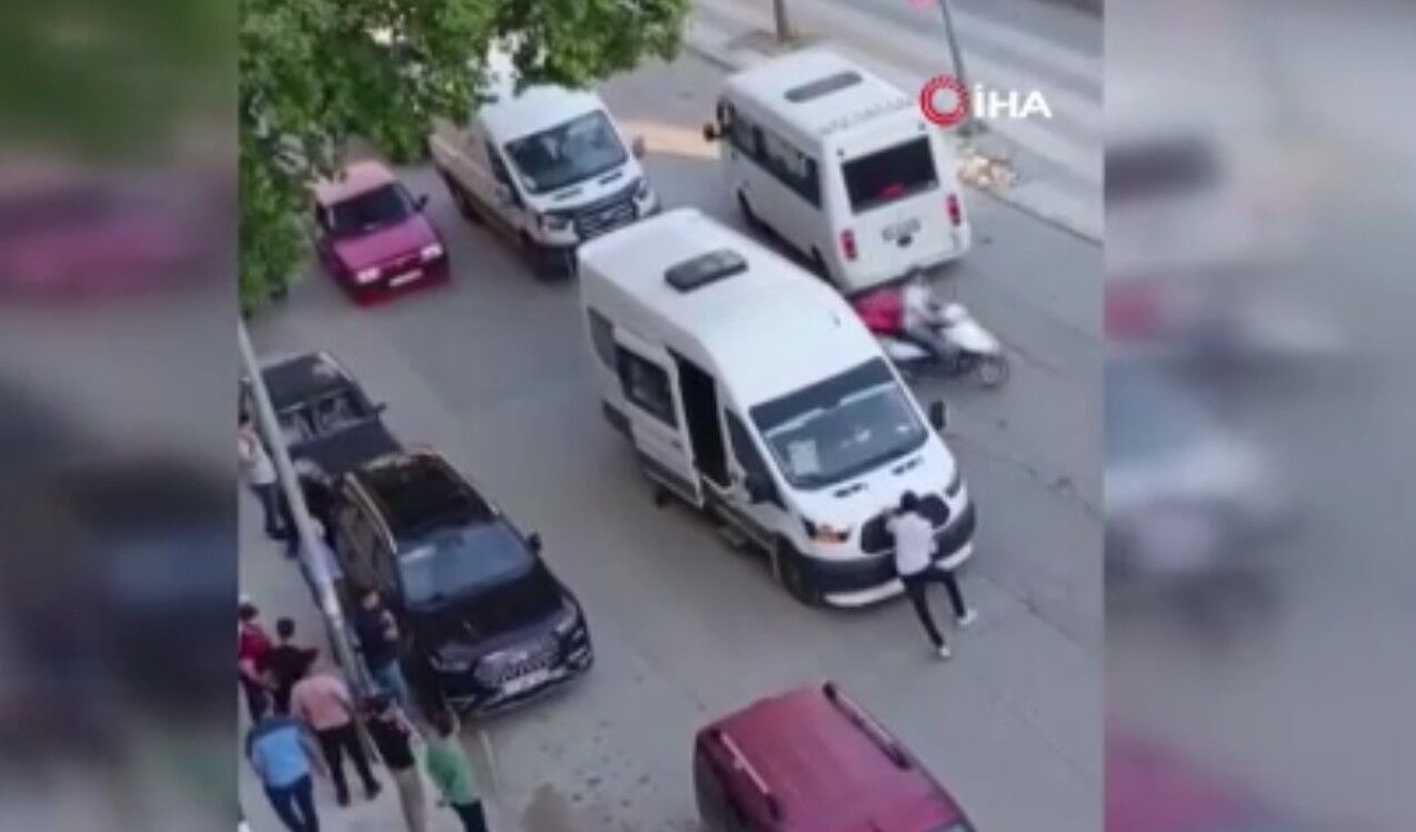 Elazığ’da bir şahıs, önünü kestiği yolcu minibüsünü böyle yumrukladı